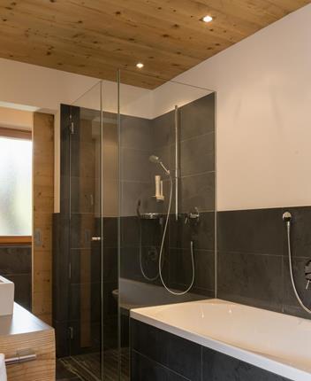 The bathroom of the Panorama Suite with shower and bathtub