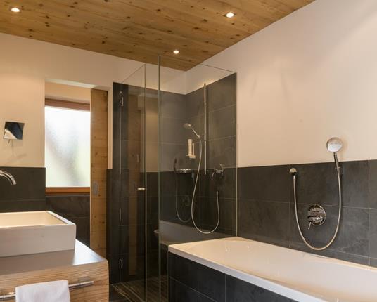 The bathroom of the Panorama Suite with shower and bathtub