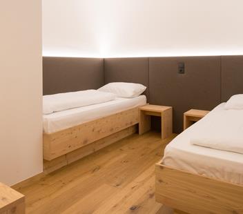 Schlafzimmer mit zwei Einzelbetten der Natursuite Balance