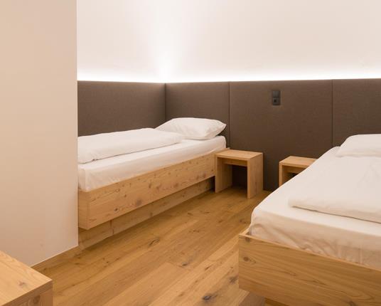 Camera da letto con due letti singoli della Nature Suite Balance