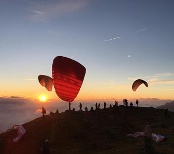 Paragliden bei Sonnenaufgang