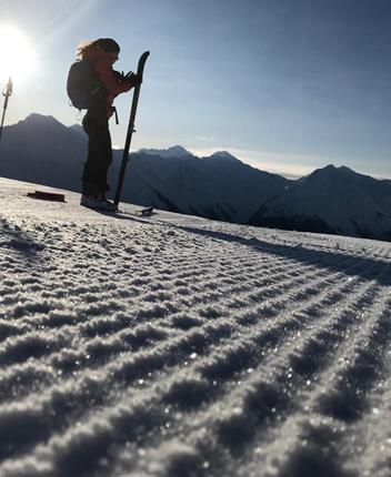 Hannah che fa scialpinismo