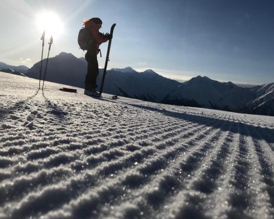 Hannah che fa scialpinismo